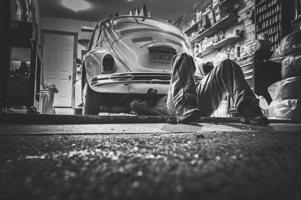Mecánico revisando el motor de un automóvil
