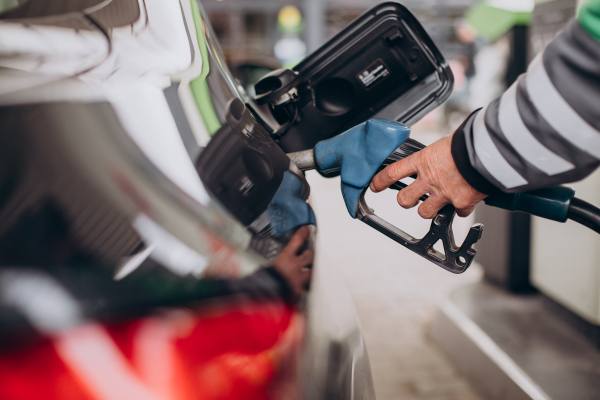 Mecánico revisando el motor de un automóvil
