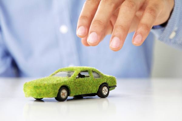Mecánico revisando el motor de un automóvil