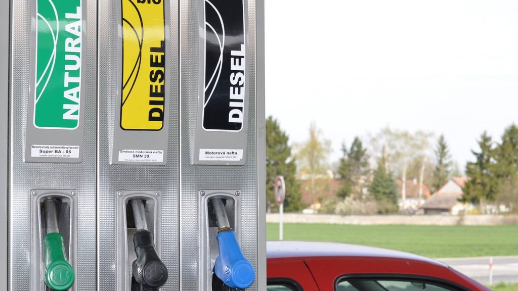 combustible, repostaje, gasolinera, Pixabay