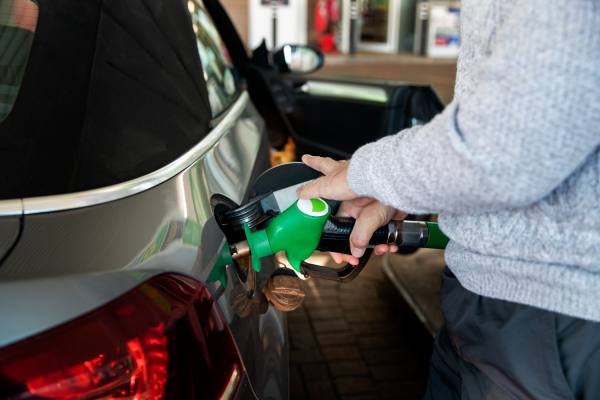 Mecánico revisando el motor de un automóvil