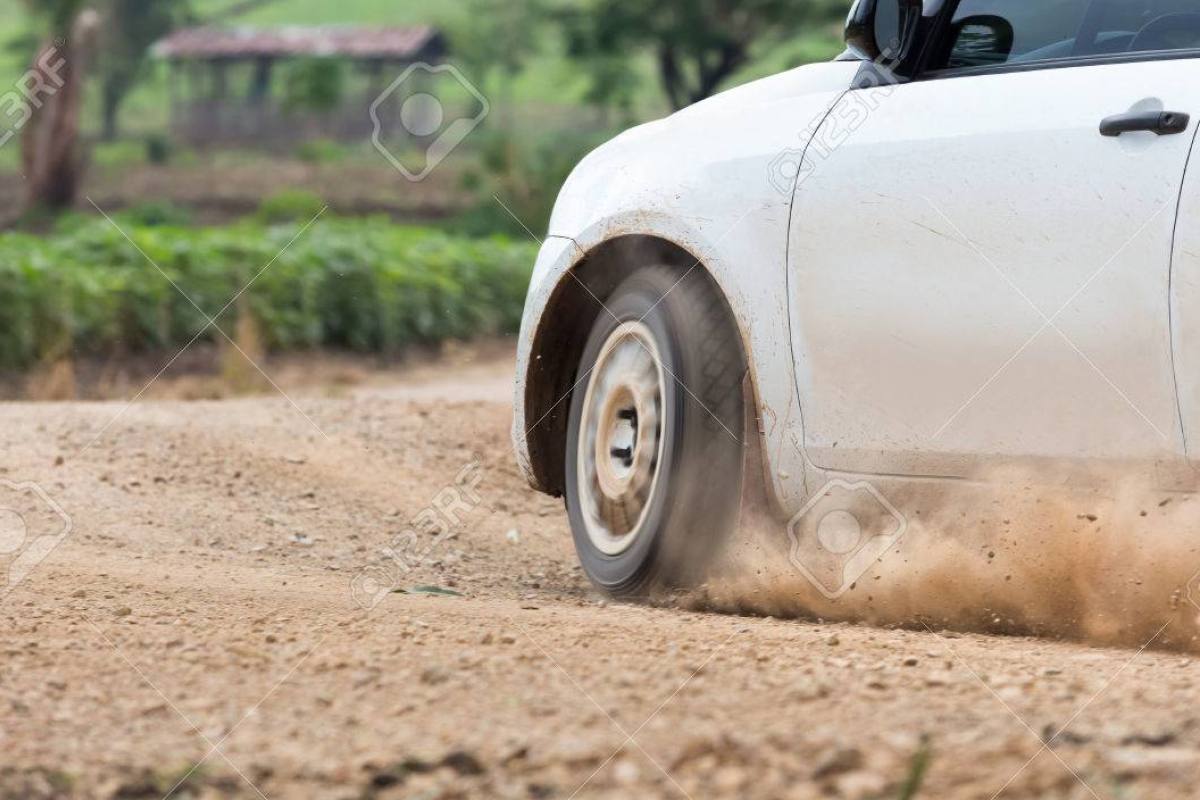 Conducir en caminos de tierra ,123RF