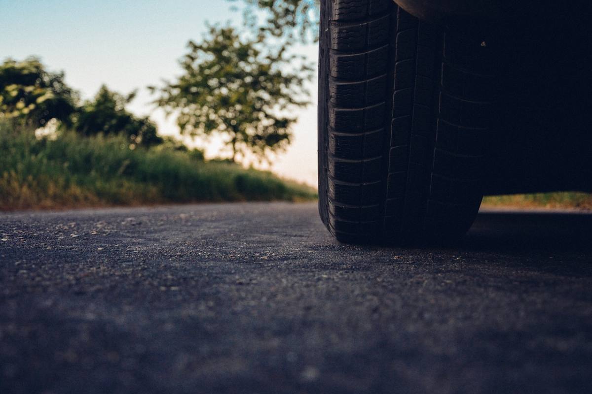 coche, la carretera, neumático ,Pixabay