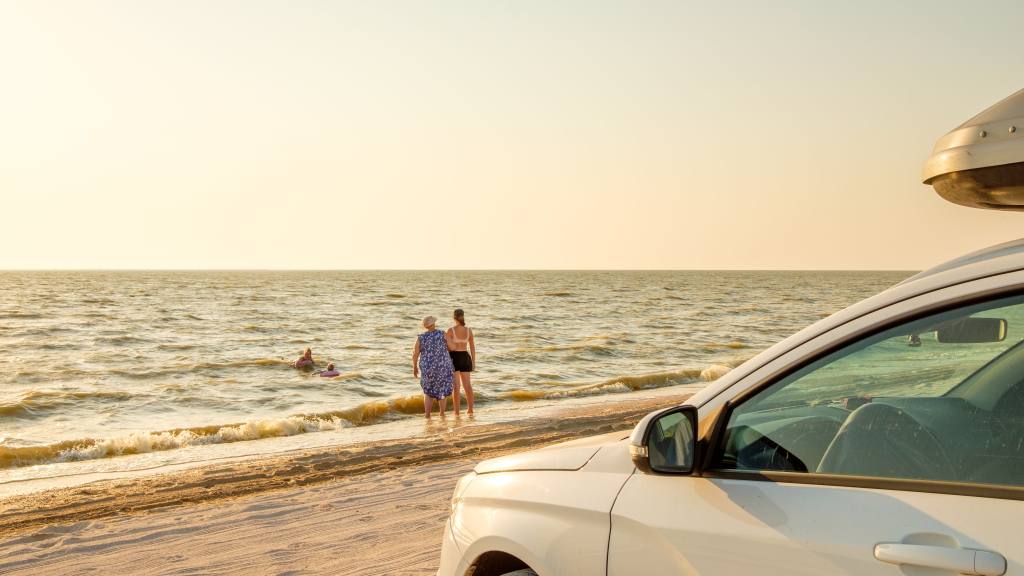 Auto en la playa, 65 y Más