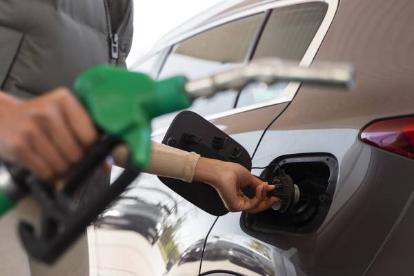 Mecánico revisando el motor de un automóvil
