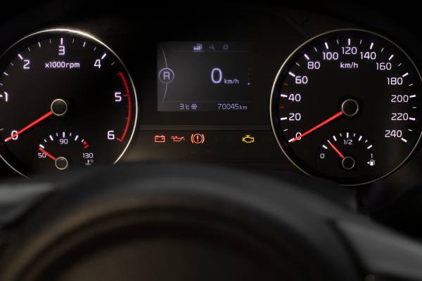 Mecánico revisando el motor de un automóvil