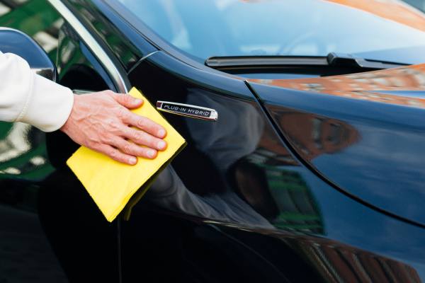 Mecánico revisando el motor de un automóvil
