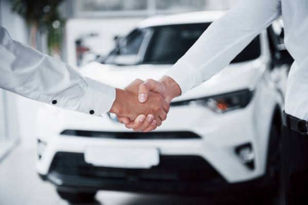 Mecánico revisando el motor de un automóvil