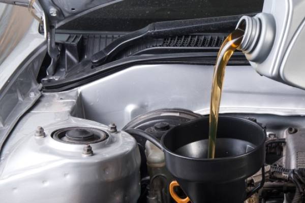 Mecánico revisando el motor de un automóvil
