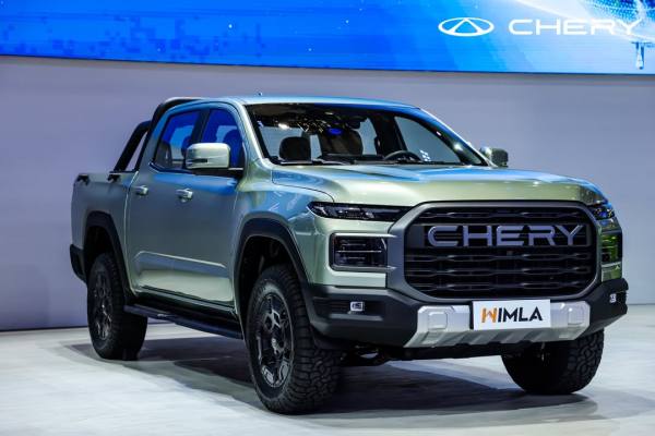Mecánico revisando el motor de un automóvil