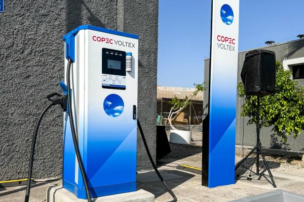 Mecánico revisando el motor de un automóvil