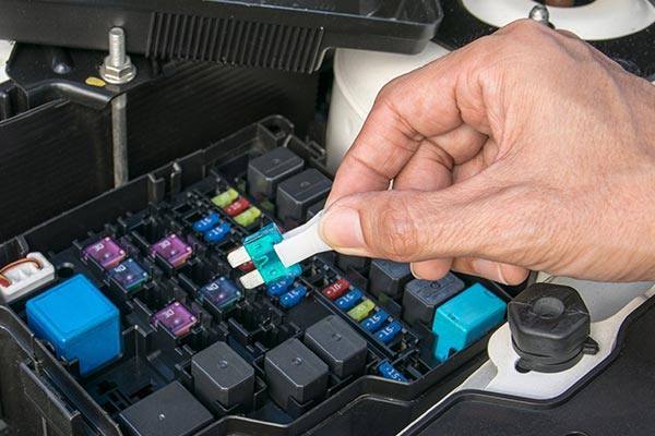 Mecánico revisando el motor de un automóvil