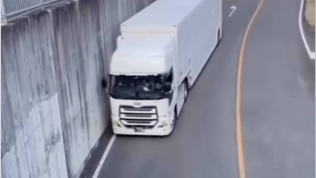 Hábil conductor, instagram @flamingo_freight