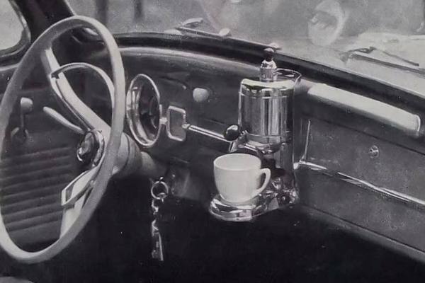 Mecánico revisando el motor de un automóvil