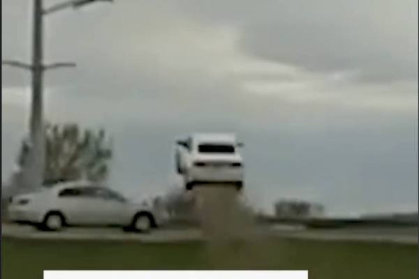 Mecánico revisando el motor de un automóvil