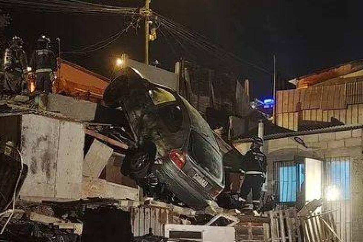 auto terminó sobre el techo de una casa ,Redes Sociales