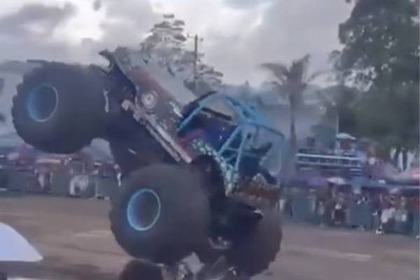 Mecánico revisando el motor de un automóvil