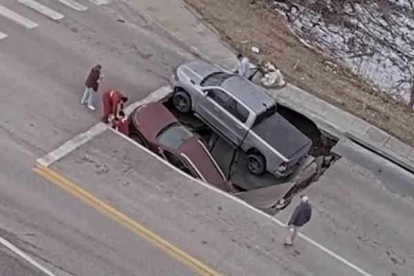 Mecánico revisando el motor de un automóvil