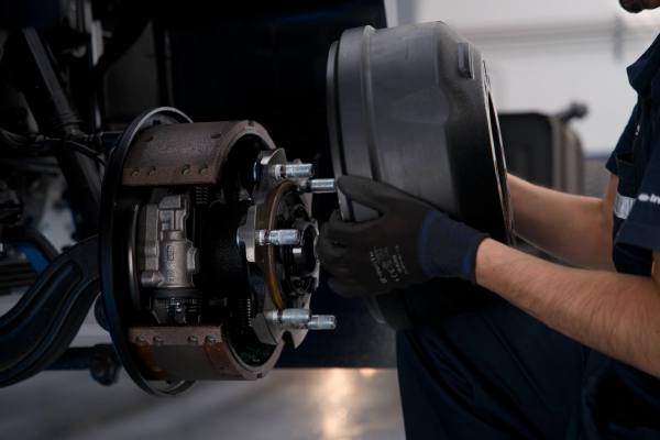 Mecánico revisando el motor de un automóvil