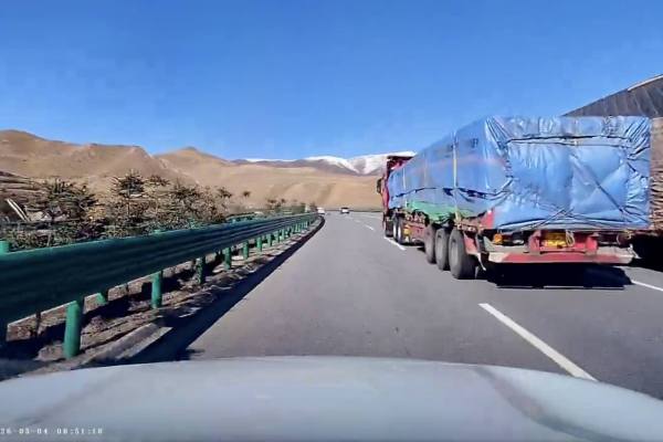 Mecánico revisando el motor de un automóvil