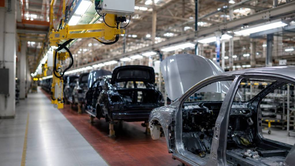 Línea de ensamblaje automotriz en acción, Imagen generada por IA / ChatGPT