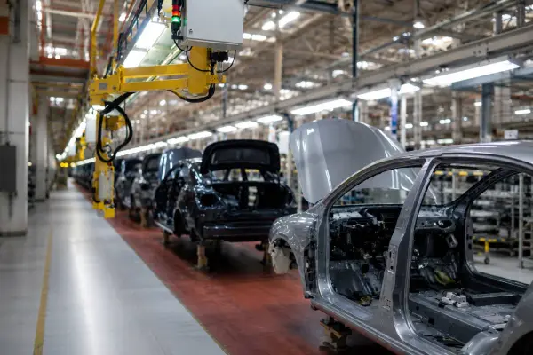 Línea de ensamblaje automotriz en acción ,Imagen generada por IA / ChatGPT