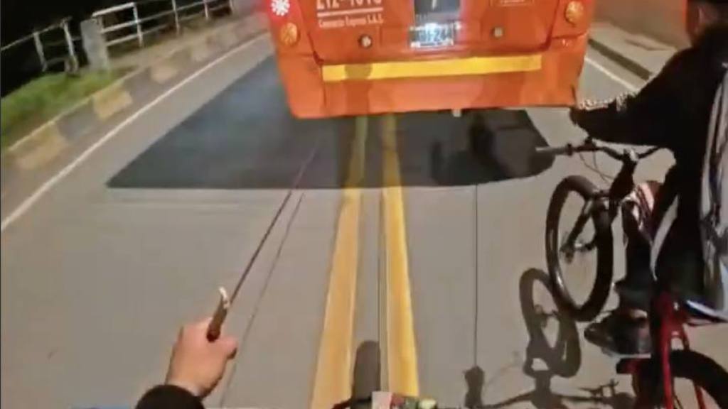 Ciclista se amarra a bus, x.com/chibcholandia