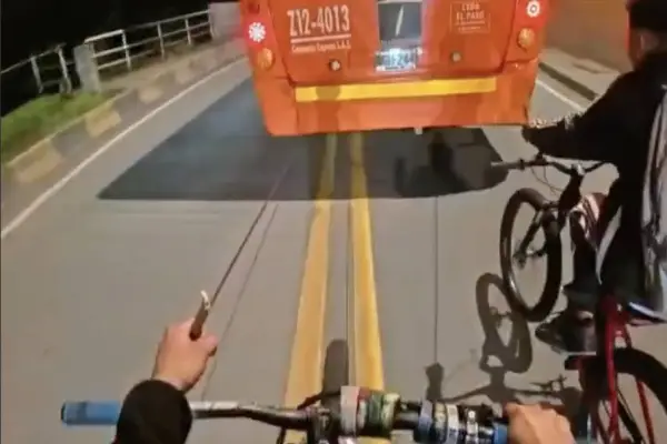 Ciclista se amarra a bus ,x.com/chibcholandia