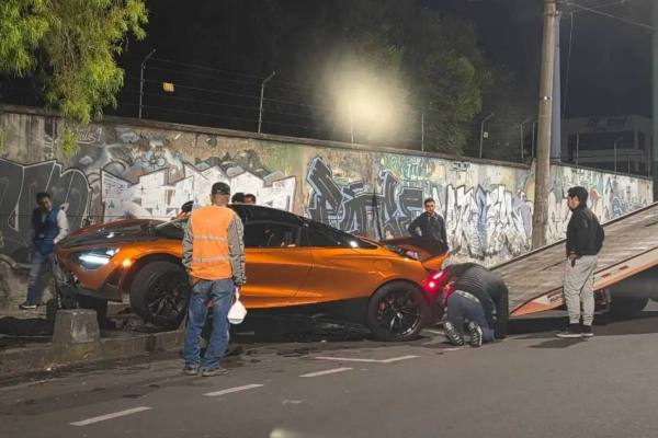 Mecánico revisando el motor de un automóvil