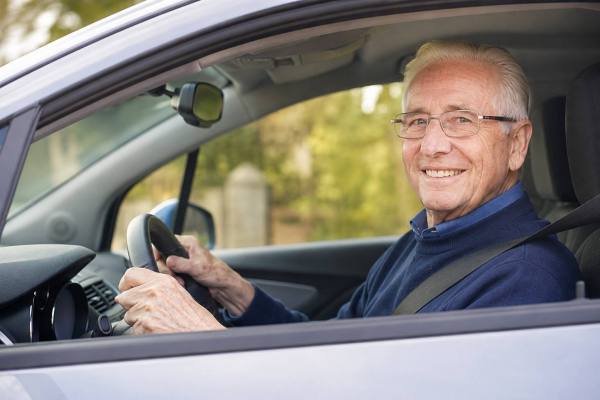 Mecánico revisando el motor de un automóvil