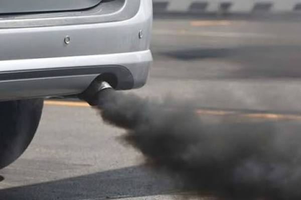 Mecánico revisando el motor de un automóvil