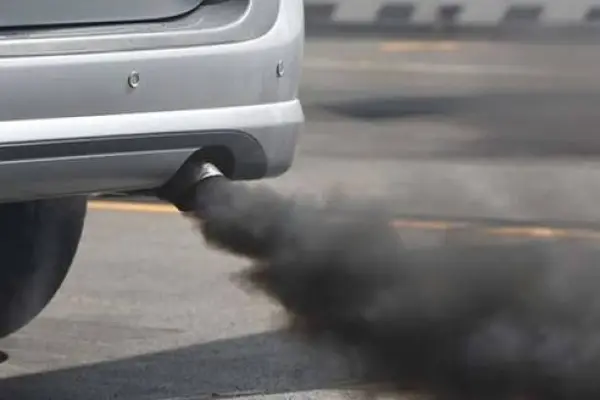 Humo negro tubo de escape ,Internet