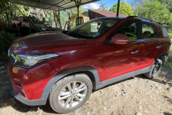 Mecánico revisando el motor de un automóvil