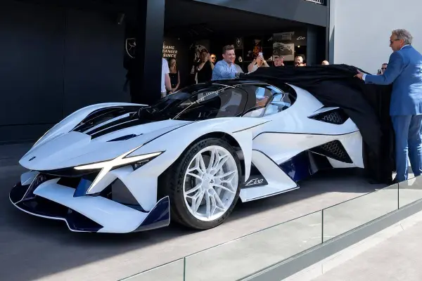 Apollo Evo “Caribbean Dragon”: así es el primer ejemplar de producción del hipercar alemán presentado en Goodwood