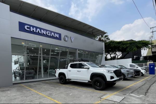 Mecánico revisando el motor de un automóvil