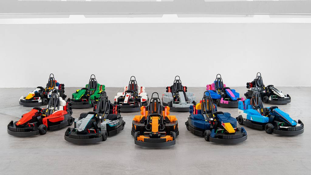 Alonso brilla en una surrealista carrera de LEGO en Silverstone, LEGO