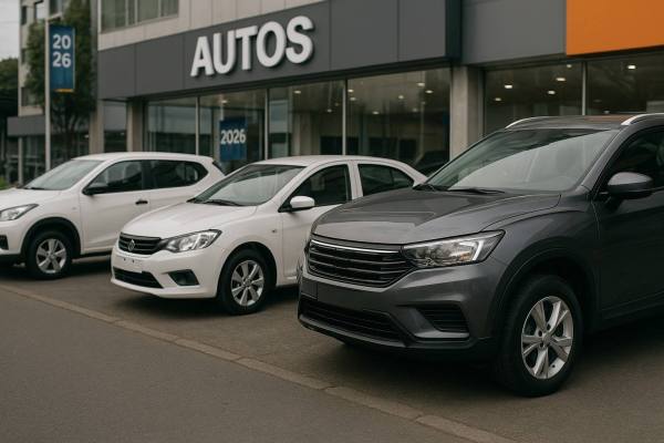 Mecánico revisando el motor de un automóvil