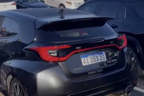 Mecánico revisando el motor de un automóvil