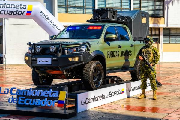 Mecánico revisando el motor de un automóvil