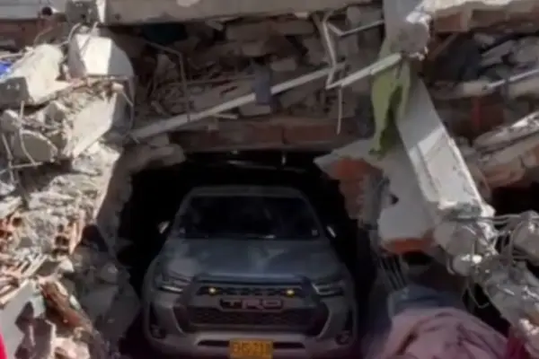 Un Toyota Hilux sale casi intacto de entre los escombros del terremoto de Colombia
