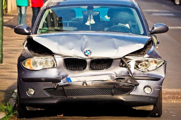 Mecánico revisando el motor de un automóvil