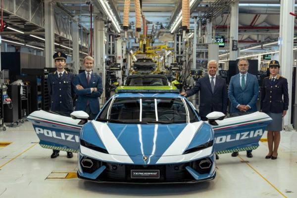 Mecánico revisando el motor de un automóvil