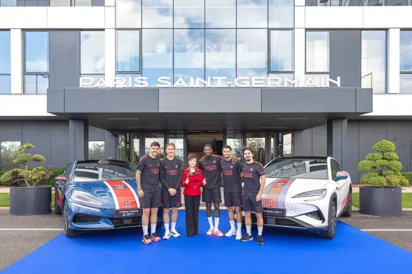  Stella Li con los jugadores del Paris Saint-Germain. ,Prensa
