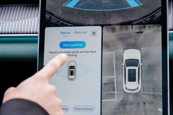Mecánico revisando el motor de un automóvil