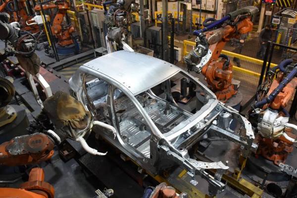 Mecánico revisando el motor de un automóvil